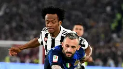 Gelandang Inter Milan Marcelo Brozovic (depan) berebut bola dengan pemain tengah Juventus Juan Cuadrado pada final Coppa Italia di Stadion Olimpico, Roma, Kamis (12/5/2022) dini hari WIB. Inter Milan juara Coppa Italia 2021/2022 usai menang 4-2 atas Juventus lewat babak perpanjang waktu. (Isabella BONOTTO / AFP)