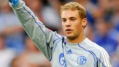 Aksi kiper Schalke, Manuel Neuer di laga Bundesliga melawan VfL Bochum di Gelsenkirchen, 16 Agustus 2009. Schalke unggul 3-0. AFP PHOTO DDP / LENNART PREISS 