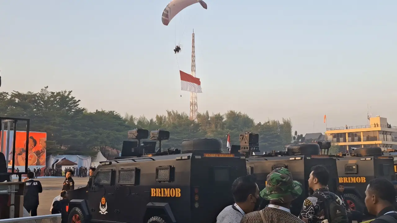 Paramotor Warnai Langit Cikeas Jelang Upacara HUT Bhayangkara