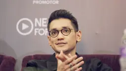 Afgan tampak bertepuk tangan saat press conference konser Dekade. Afgan tampil simpel dengan kenakan kemeja hitam. Afgan mengumumkan akan tampil 2,5 jam penuh diperayaan 10 tahun berkecimpung di dunia musik Indonesia (KapanLagi.com/Nurwahyunan)