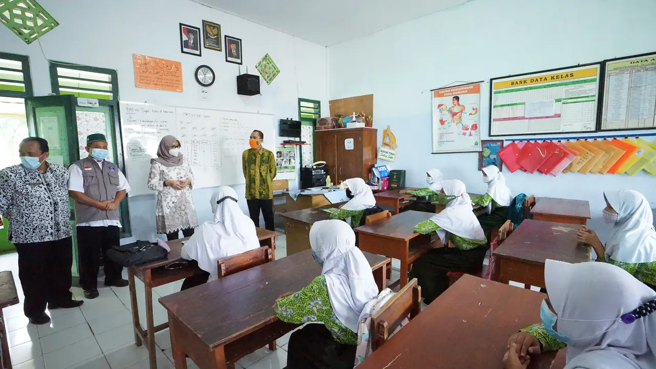 Satgas Penanganan Covid-19 Banyuwangi memantau  PTM 50 Persen di salah satu SD di Banyuwangi. (Istimewa)