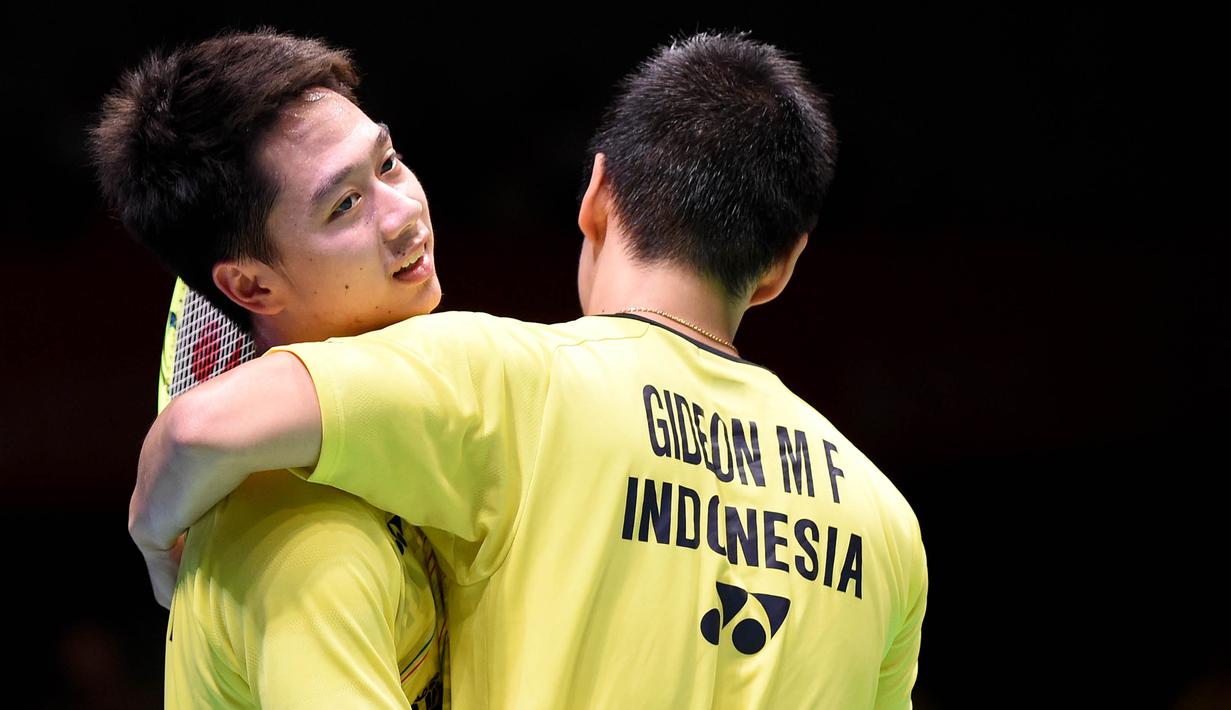 Ganda putra Indonesia, Kevin Sanjaya dan Marcus Gideon, berhasil mengalahkan ganda Jepang, Takuto Iniue dan Yuki Kaneko pada final Japan Open di Tokyo, Minggu (24/9/2017). Kevin/Marcus menang 21-12 dan 21-15 atas Iniue/Kaneko. (AFP/Toru Yamanaka)