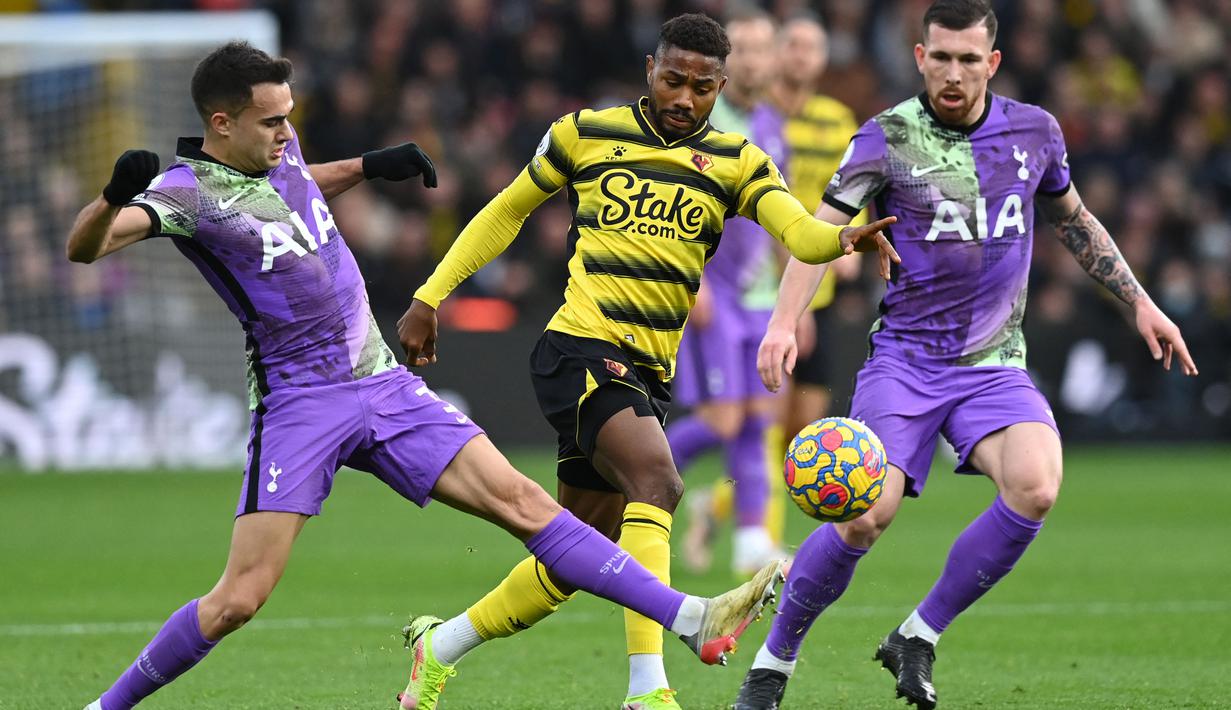 Tuan rumah sebenarnya tidak hanya diam, beberapa kali mereka berusaha mengancam gawang Tottenham Hotspur. Namun sayang mereka juga tidak mampu mencetak gol. (AFP/Glyn Kirk)