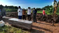 Keluarga menshalati korban COVID-19 warga Tangerang Selatan yang meninggal di Bandung di TPU Jombang, Tangerang Selatan, Banten, Senin (21/6/2021). Korban COVID-19 yang dimakamkan dalam satu hari rata-rata 5 sampai 10 jenazah. (merdeka.com/Arie Basuki)