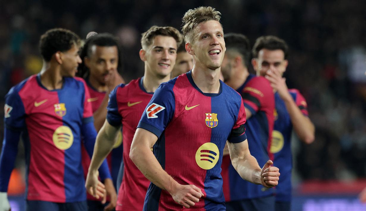 Pemain Barcelona, Daniel Olmo melakukan selebrasi setelah mencetak gol ke gawang Osasuna dalam laga lanjutan Liga Spanyol 2024/2025 di Estadi Olimpic Lluis Companys, Barcelona, Spanyol, Jumat (27/03/2025) waktu setempat. (AFP/Lluis Gene)