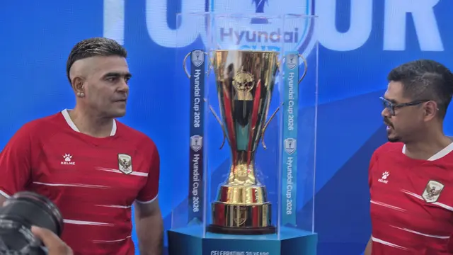 Bambang Pamungkas dan Cristian Gonzales saat trophy tour PIala AFF 2026 atau  ASEAN Hyundai Cup 2026