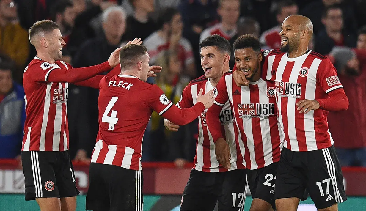 Striker Sheffield United Lys Mousset (kedua kanan) merayakan dengan rekan setimnya setelah dia berhasil mencetak gol ke gawang Arsenal pada pertandingan Liga Inggris di Bramall Lane, Sheffield, Inggris, Senin (21/10/2019). Sheffield United menang1-0. (Oli SCARFF/AFP)