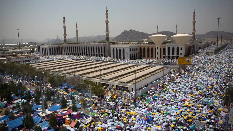 Ratusan Ribu Jemaah Haji Tunaikan Salat di Masjid Namirah Saat Wukuf