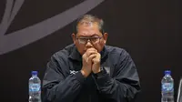 Ketua Badan Tim Nasional, Sumardji dalam konferensi pers di di GBK Arena, Jakarta Pusat, pada Kamis (20/11/2025). (Bola.com/Abdul Aziz)