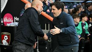 Andoni Iraola (kanan) saat bersalaman dengan Pep Guardiola. (Glyn KIRK / AFP)