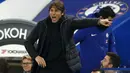 Ekspresi pelatih Chelsea, Antonio Conte saat memberikan arahan kepada timnya saat melawan Arsenal pada laga leg pertama semifinal Piala Liga Inggris di Stamford Bridge, London, (10/01/2018). Chelsea bermain imbang 0-0 lawan Arsenal. (AFP/Adrian Dennis)