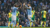 Nicolas Otamendi (kanan) mencetak gol perdananya untuk Manchester City dalam laga kontra Norwich City, Sabtu (31/10/2015) malam WIB. (Reuters / Jason Cairnduff)