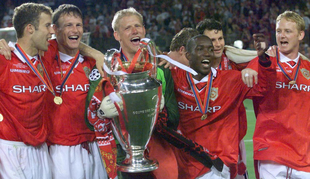 Para pemain Manchester United melakukan selebrasi usai menjuarai Liga Champions di Stadion Camp Nou, Barcelona (26/5/2020). Manchester United menang 2-1 atas Bayern Munchen. (AFP/Eric Cabanis)