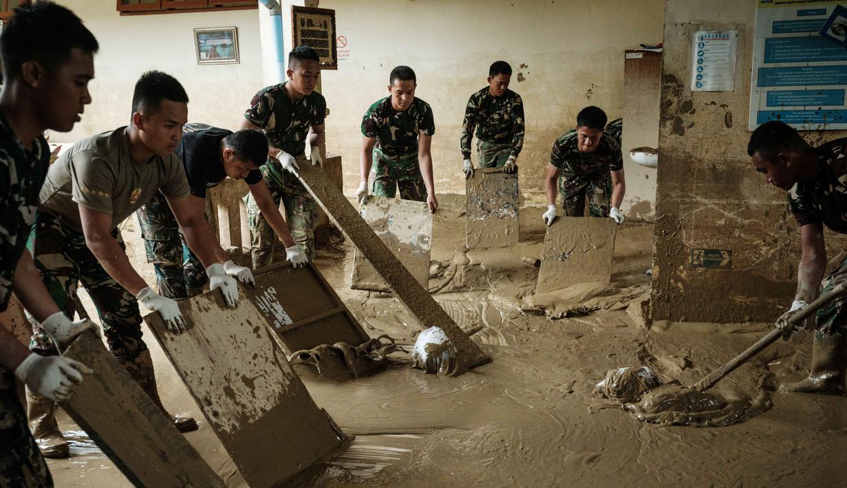Hingga, Selasa 16 Desember 2025, proses pembersihan lumpur di Rumah Sakit Daerah Aceh Tamiang telah menunjukkan kemajuan signifikan. Tampak dalam foto, personel Tentara Nasional Indonesia (TNI) dari YONIF TP 853/BRB, Aceh Timur, membersihkan lumpur di Rumah Sakit Daerah di Aceh Tamiang, pada Selasa 16 Desember 2025, setelah banjir bandang sekitar tiga minggu lalu. (Yasuyoshi Chiba/AFP)