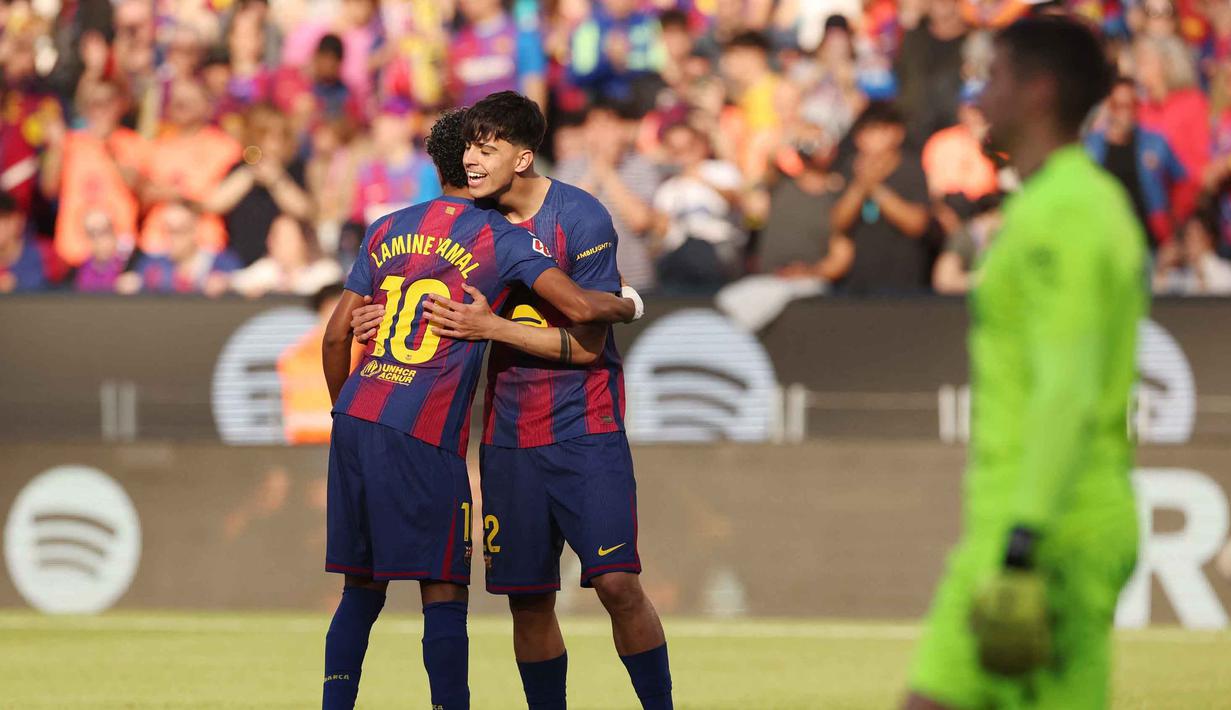 Barcelona langsung menekan sejak menit awal. Gol pembuka Blaugrana dicetak Marc Bernal pada menit ke-4. Tampak dalam foto, gelandang Barcelona asal Spanyol, Marc Bernal (kedua kiri) merayakan golnya bersama Lamine Yamal, selama pertandingan pekan ke-25 La Liga 2025/2026 melawan Levante UD di Stadion Camp Nou, Minggu 22 Februari 2026. (Josep LAGO/AFP)