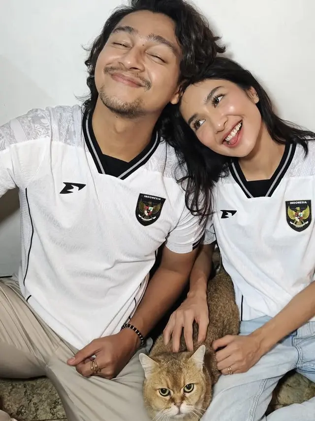 Mikha Tambayong dan Deva Mahenra Kenakan Jersey Timnas. [@miktambayong]
