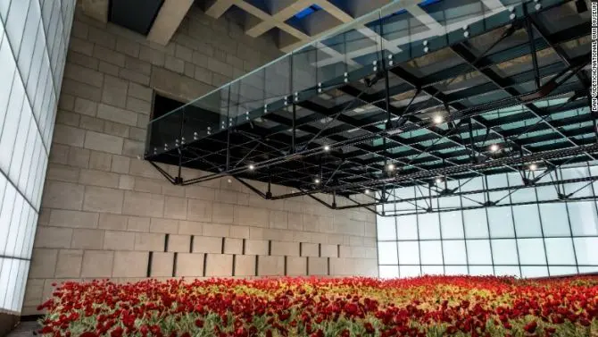 Taman bunga mengenang tentara yang tewas pada Perang Dunia I di National WWI Museum and Memorial, Kansas City, Missouri, Amerika Serikat (sumber: National WWI Museum and Memorial)