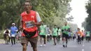 Tidak hanya anak muda, ajang lari Mandiri Jakarta Marathon 2015 juga diikuti beberapa kalangan lanjut usia. (Bola.com/Vitalis Yogi Trisna)