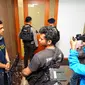 Sejumlah wartawan saat meliput pengeledahan kantor PT.Polytama propindo di Jakarta, Kamis (18/6/2015). Penyidik menggeledah kantor pendiri TPPI Honggo Wendratmo terkait korupsi penjualan kondensat dari SKK Migas kepada PT TPPI. (Liputan6.com/Yoppy Renato)