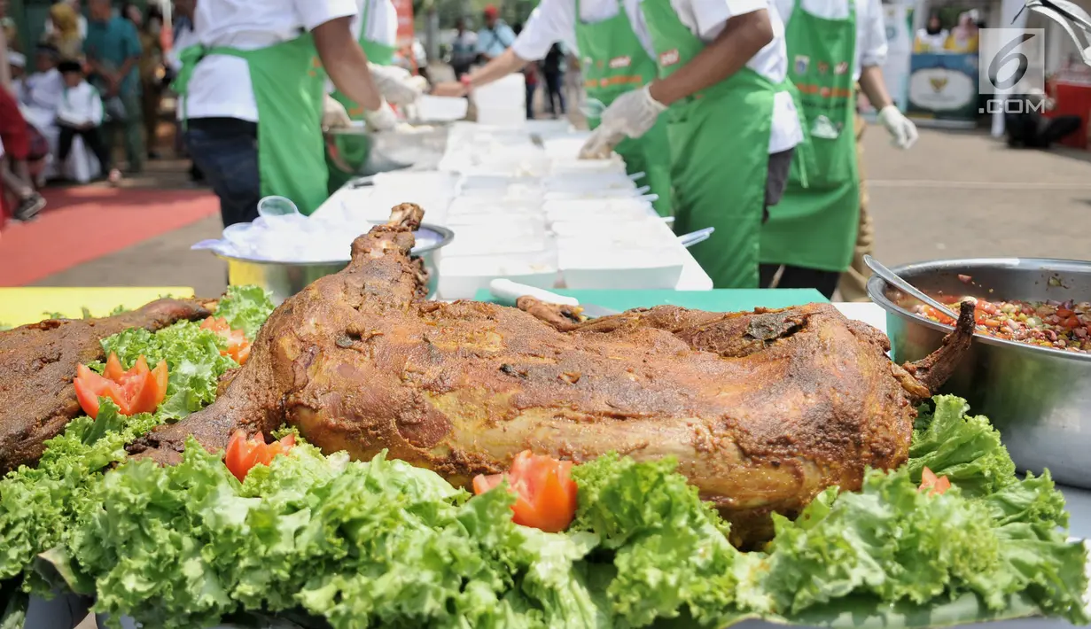 Daging kurban ala hotel bintang lima terlihat saat peluncuran Dapur Kurban di Monas, Jakarta, Senin (12/8/2019). Pemprov DKI Jakarta menggandeng juru masak profesional dalam mengolah daging kurban. (merdeka.com/Iqbal Nugroho)