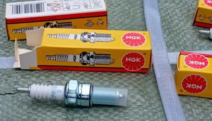 Tampak busi palsu NGK yang dimusnahkan PT Niterran Mobility Indonesia di kantor Ciracas, Jakarta Timur pada Selasa, 16 Desember 2025 (Liputan6.com/Azkal Azkia)