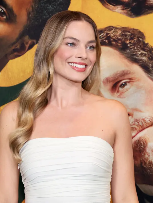 Margot Robbie berpose saat menghadiri World Premiere "Amsterdam" di Lincoln Center di New York City pada 18 September 2022. tidak menambahkan perhiasan lain untuk menjaga gaun itu menjadi titik fokus utama. (Dia Dipasupil/Getty Images/AFP)