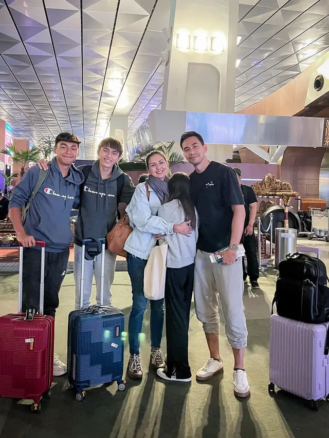 7 Momen Darius Sinathrya dan Donna Agnesia Antar Kedua Putranya Sekolah Sepak Bola
