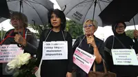 Istri aktivis Munir, Suciwati (kedua kiri) bersama Jaringan Solidaritas Korban untuk Kekerasan melakukan aksi Kamisan ke-427 di Jakarta, (21/1). Aksi ini meminta pemerintah untuk menyelesaikan kasus pelanggaran HAM. (Liputan6.com/Immanuel Antonius)