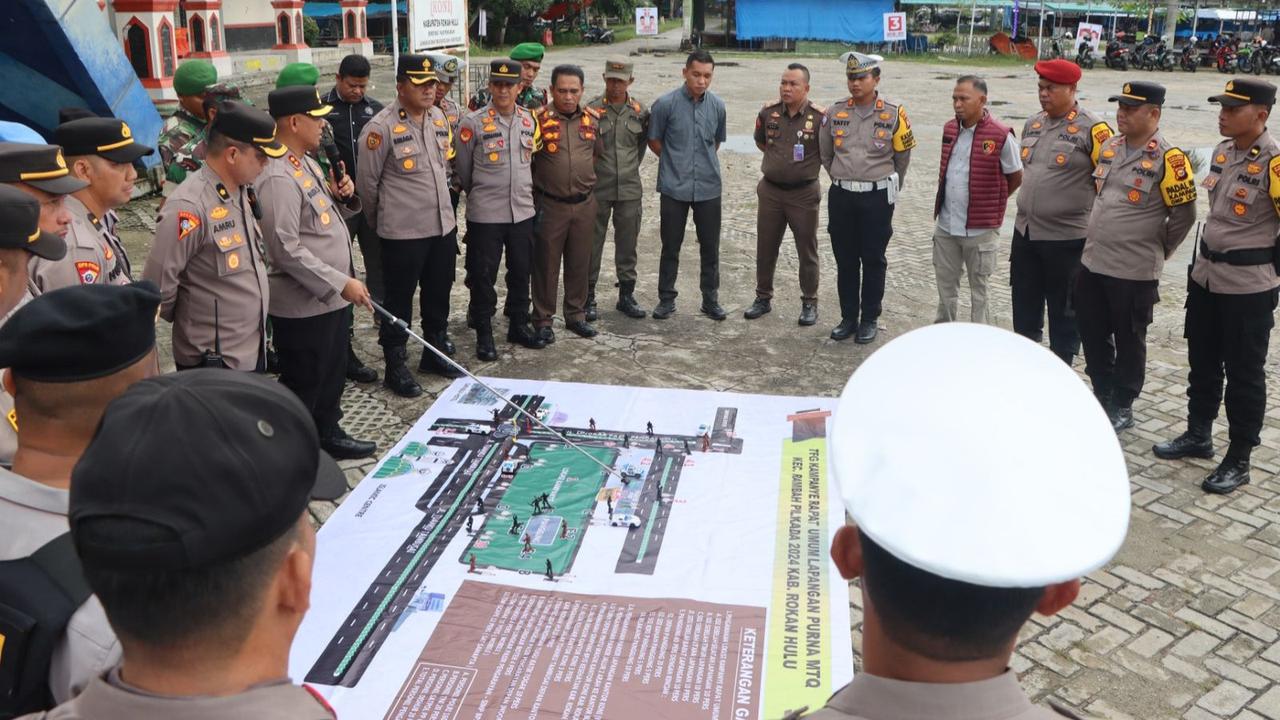 Kapolres Rohul AKBP Budi Setiyono memberikan arahan kepada personelnya mengamankan tahapan Pilkada 2024.