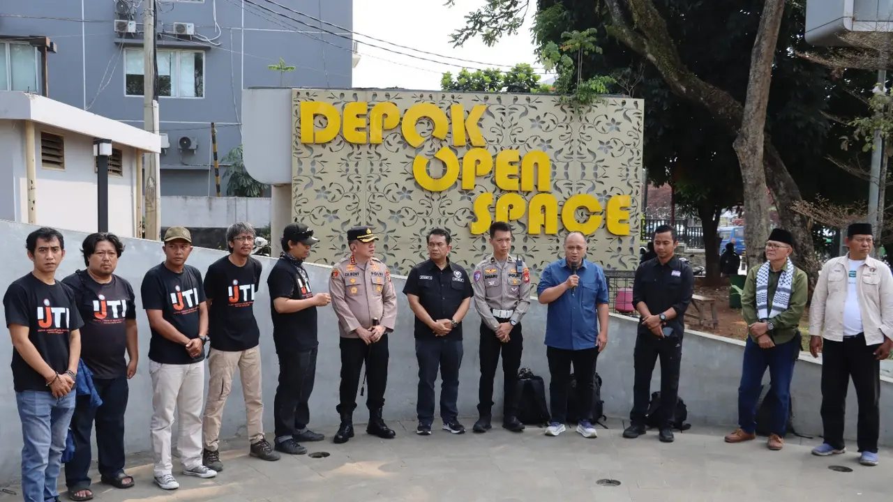 Wartawan di Depok doa bersama untuk keselamatan jurnalis hilang kontak di Selat Sunda. (Liputan6.com/Dicky Agung Prihanto)