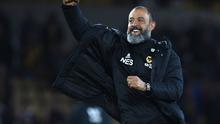 Selebrasi kemenangan pelatih Wolves, Nuno Espirito Santo pada laga lanjutan Premier League yang berlangsung di Stadion Molineux, Wolverhampton, Kamis (25/4). Arsenal kalah 1-3 kontra Wolves. (AFP/Paul Ellis)