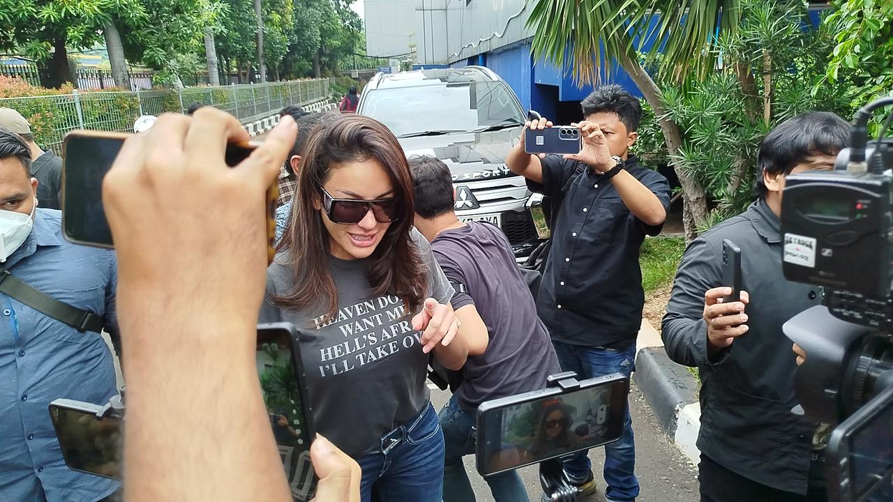 Artis Nikita Mirzani menyambangi Polda Metro Jaya pada hari ini Kamis (3/10/2024). (Liputan6.com/Ady Anugrahadi)