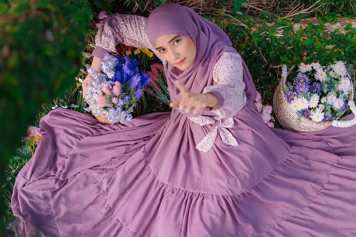 FOTO: Gaya Pemotretan Nadya Mustika Berteme Kebun, Memesona