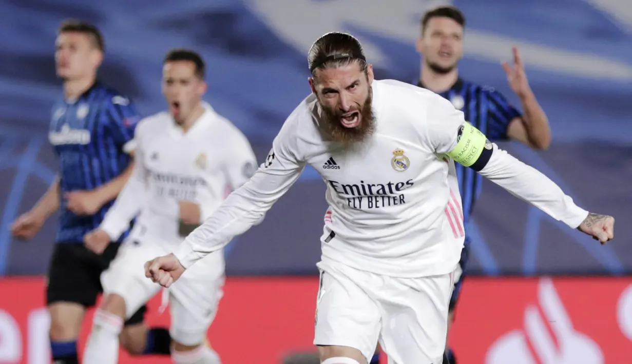 Sergio Ramos. Pada 16 Juni 2021 ia hengkang usai 16 tahun pengabdiannya. Adalah kedatangan David Alaba yang membuat Florentino Perez menyodorkan kontrak baru kepada Sergio Ramos dengan klausul pengurangan upahnya. Ramos pun kecewa dan hengkang dengan status bebas transfer. (Foto: AP/Bernat Armangue)