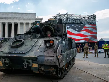 Seorang prajurit mengendarai kendaraan pengangkut lapis baja Bradley menuju Lincoln Memorial di Washington, Rabu (3/7/2019). Presiden Donald Trump berencana memamerkan Tank-tank tempur sebagai bagian dari perayaan Hari Kemerdekaan AS yang dikenal sebagai Fourth of July. (AP/Jacquelyn Martin)
