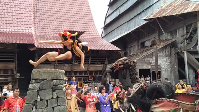 Memukaunya Tradisi Lompat Batu di Nias