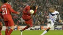 Penyerang Bordeaux, Ferreira Jussie, berebut bola dengan striker, Liverpool, Christian Benteke pada laga Liga Europa di Stadion Anfield, Inggis, Kamis (26/11/2015). (AFP Photo/Oli Scraff)