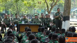 Citizen6, Subang: Pangdam III/Siliwangi Mayjen TNI Sonny Widjaja meninjau kesiapan Satgas Pamtas Yonif 312/KH, hari Rabu (20/6). (Pengirim: Pendam3)