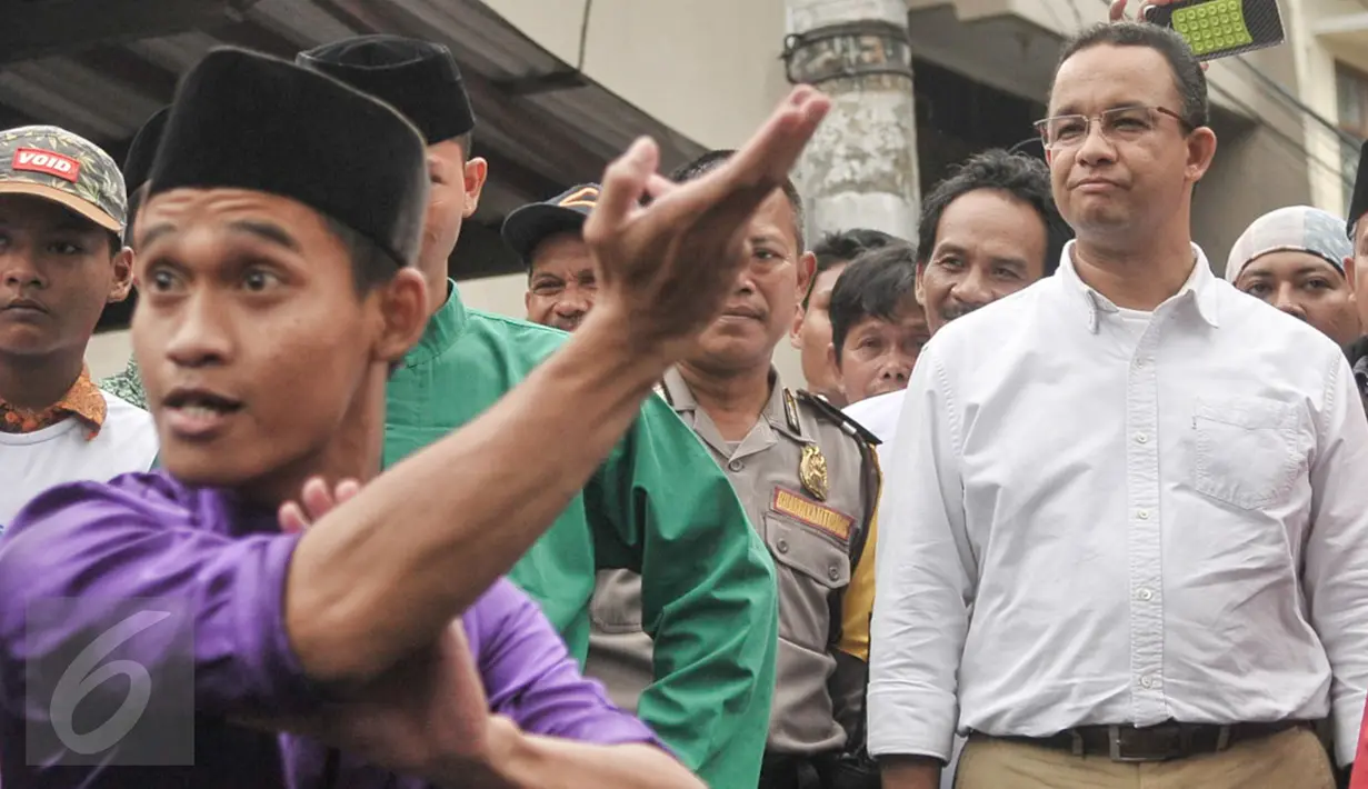 Cagub DKI Jakarta, Anies Baswedan disambut jawara palang pintu saat mengunjungi kawasan Menteng Dalam, Jakarta, Kamis (2/2). (Liputan6.com/Yoppy Renato)