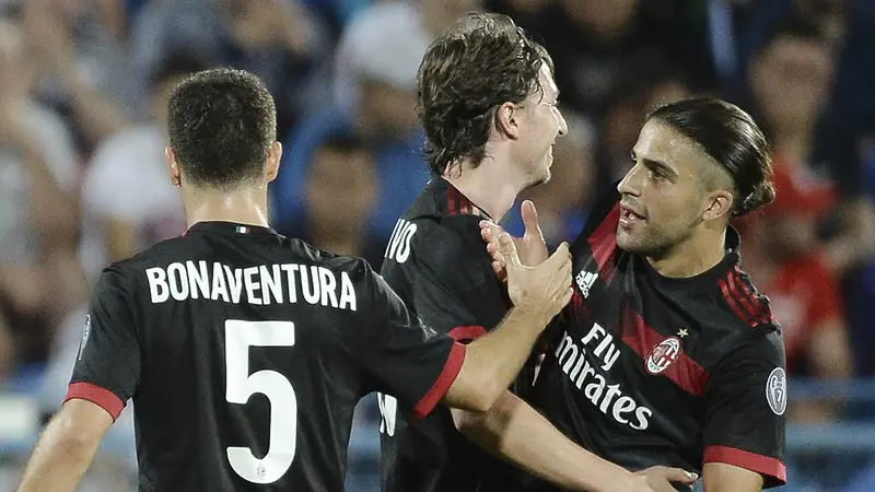 Bek AC Milan, Ricardo Rodriguez (kanan), rayakan gol ke gawang Craiova pada kualifikasi Liga Europa. (AP/Alexandru Dobre)