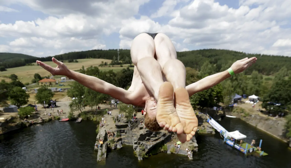 Salah satu peserta saat melompat ke dalam air pada kompetisi cliff diving di kawasan Bohemian, Republik Ceko, Jumat (31/7/2015). (REUTERS/David W Cerny)