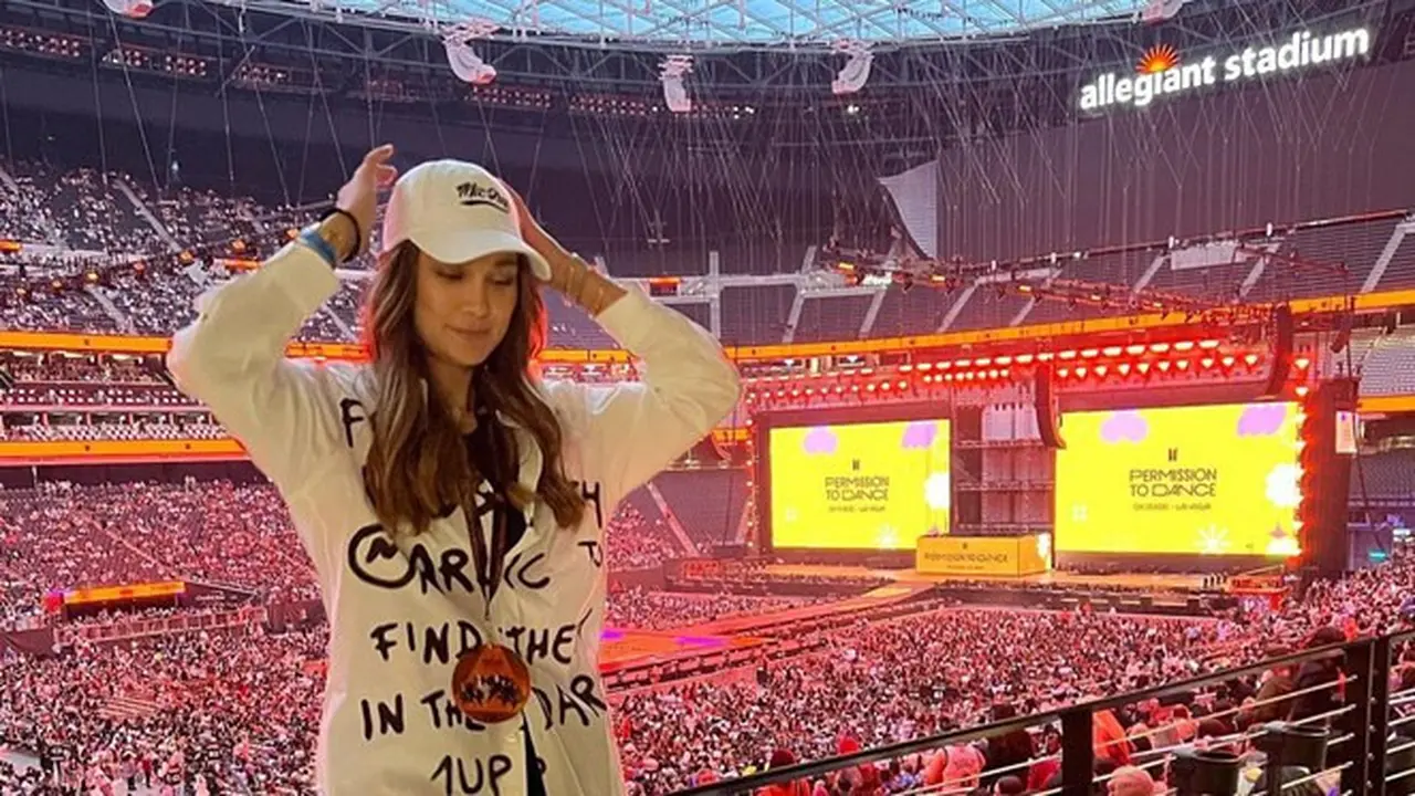 7 Potret Luna Maya Nonton Konser BTS di Las Vegas, Seru Banget