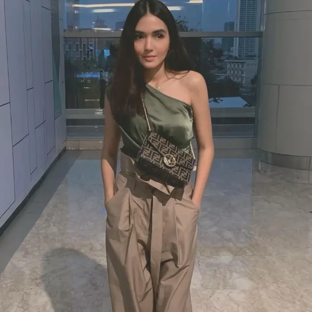 Pesona Anastasia Herzigova Istri Ge Pamungkas yang Curi Perhatian. (Sumber: Instagram/kykuu)