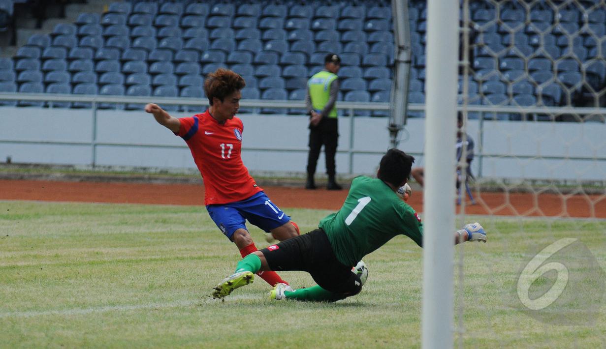 Bek Korea Selatan U-23, Moon Changjin (kiri) mencoba mengecoh kiper Brunei Darussalam saat laga kualifikasi grup H Piala Asia 2016 di Stadion GBK, Jakarta, (27/3/2015). Korea Selatan unggul 5-0 atas Brunei Darussalam. (Liputan6.com/Helmi Fithriansyah)