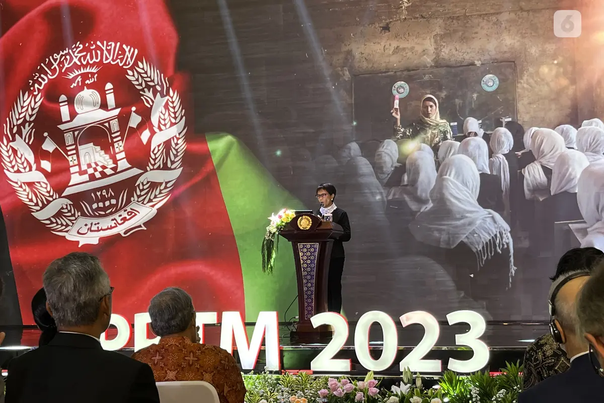 Menteri Luar Negeri RI Retno Marsudi dalam Pernyataan Pers Tahunan Menteri Luar Negeri 2023 (PPTM 2023). (Liputan6.com/R. Trimutia Hatta)