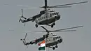Helikopter Angkatan Udara India tampil pada hari pertama Aero India 2021 Airshow di Stasiun Angkatan Udara Yelahanka, Bangalore, India, Rabu (3/2/2021). Aero India 2021 akan berlangsung selama tiga hari dam berfokus pada kemampuan sektor pertahanan asli India. (Jewel SAMAD/AFP)