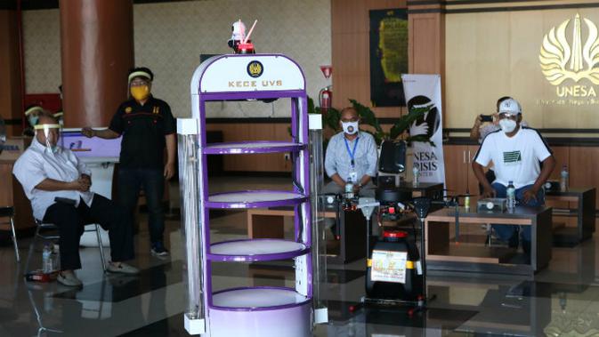 Fakultas Teknik (FT) Universitas Negeri Surabaya (Unesa) berhasil menciptakan robot Kece (Foto: Liputan6.com/Dian Kurniawan)