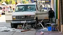 Petugas memeriksa mobil van yang menabrak kerumunan orang di depan sebuah restoran di Los Angeles, Amerika Serikat, Minggu (30/7). Setidaknya sembilan orang luka-luka dalam insiden itu, dengan salah seorang di antaranya kritis (AP Photo/Damian Dovarganes)