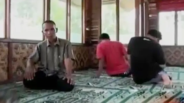Pengikut NII Salat Hadap Timur di Mapolres Garut