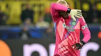 Kiper Celtic asal Denmark #01, Kasper Schmeichel, bereaksi saat pertandingan Liga Champions antara Borussia Dortmund dan Celtic di Dortmund, Jerman barat, Rabu dini hari WIB. (INA FASSBENDER/AFP)